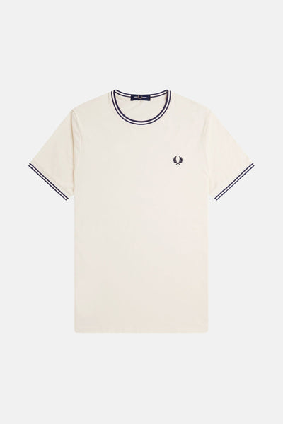 Ecru T-shirt met korte mouwen van Fred Perry, met contrasterende strepen op de kraag en mouwen, geborduurd logo.