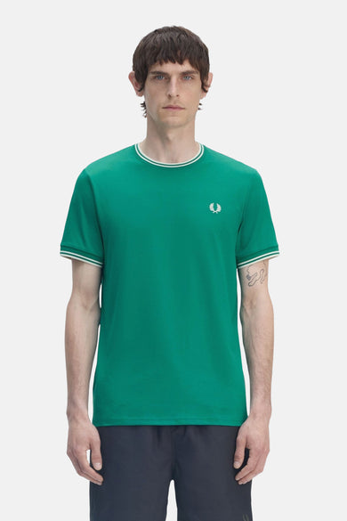 T-shirt vert met korte mouwen van FRED PERRY, met een en en manchetten met witte strepen en geborduurd logo.