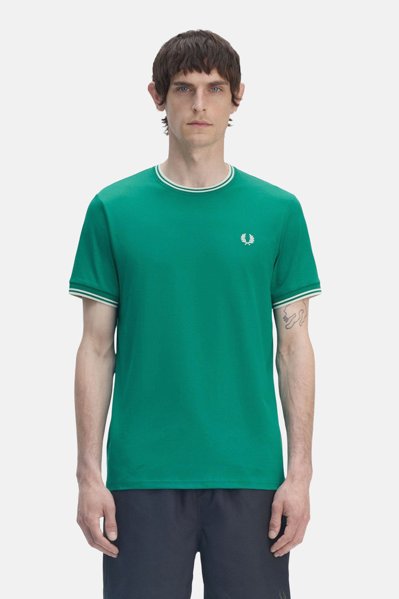 T-shirt vert met korte mouwen van FRED PERRY, met een en en manchetten met witte strepen en geborduurd logo.