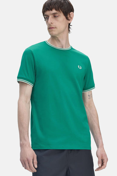 T-shirt vert met korte mouwen van Fred Perry, met witte strepen op het collar en de mouwen.