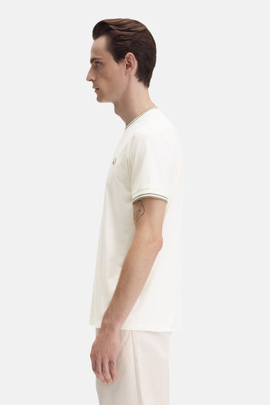 Witte T-shirt met korte mouwen van Fred Perry met gestreepte afwerkingen aan kraag en mouwen, zijaanzicht.