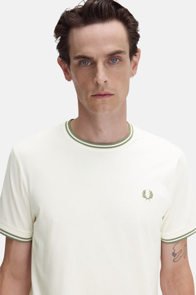 Witte T-shirt met korte mouwen van Fred Perry, met olijfgroene kraag en mouwboorden en geborduurd logo.