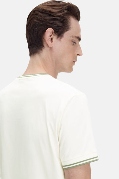 Witte T-shirt met korte mouwen van Fred Perry met gestreepte afwerkingen aan de kraag en mouwen.