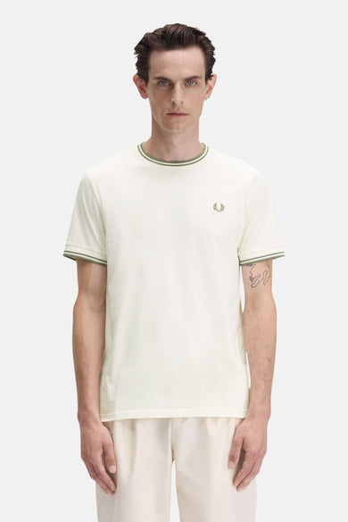 Wit T-shirt met korte mouwen van FRED PERRY, met strepen op de kraag en mouwen.