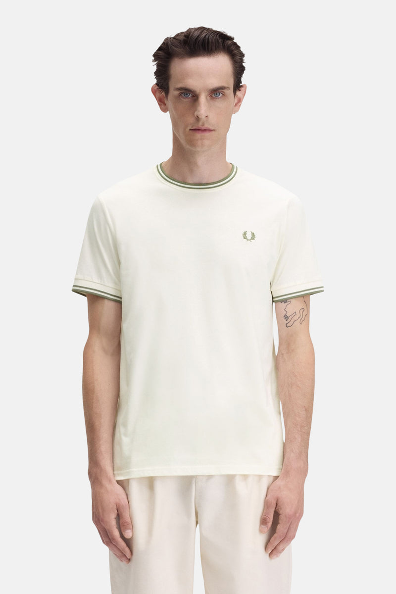 Wit T-shirt met korte mouwen van FRED PERRY, met strepen op de kraag en mouwen.