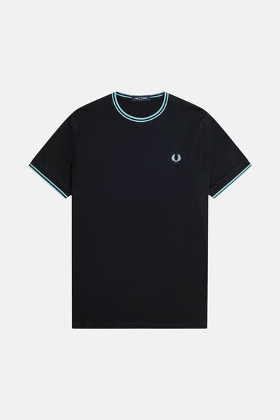 Marineblauw T-shirt met korte mouwen van Fred Perry, met turquoise strepen op de kraag en mouwen, geborduurd logo.