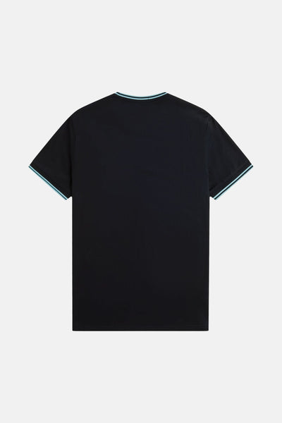 Blauwe T-shirt met korte mouwen van FRED PERRY, kraag en mouwen afgezet met een lichte streep, achterzijde.