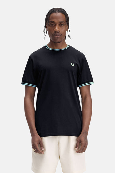 T-shirt noir à manches courtes de Fred Perry, avec rayures décoratives au col et aux manches.