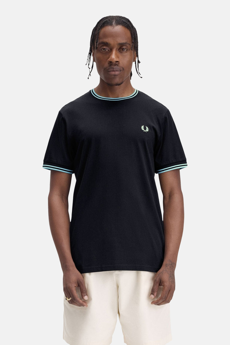 T-shirt noir à manches courtes de Fred Perry, avec rayures décoratives au col et aux manches.