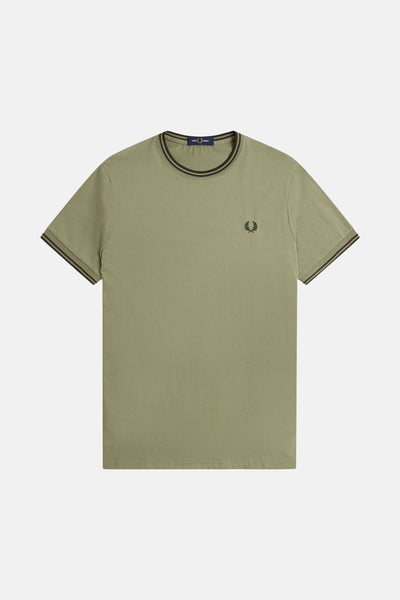 Olijfgroen T-shirt met korte mouwen van Fred Perry, met contrasterende bies op de kraag en mouwen, geborduurd logo.