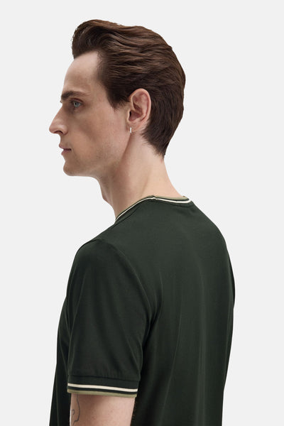 Groen T-shirt met korte mouwen van Fred Perry, met gestreepte kraag en mouwboorden.