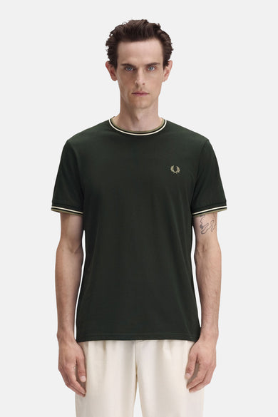T-shirt vert à manches courtes de Fred Perry, orné d'un logo brodé et de bords contrastants.