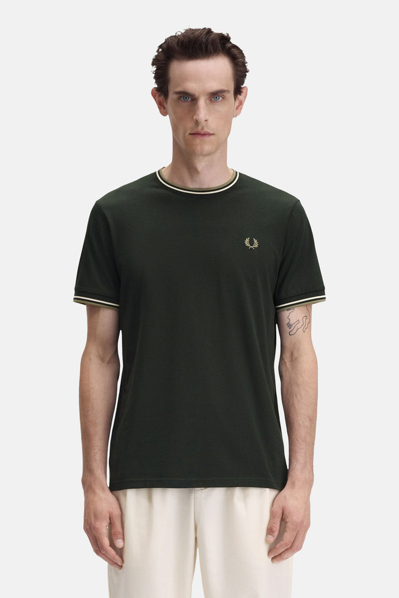 T-shirt vert à manches courtes de Fred Perry, orné d'un logo brodé et de bords contrastants.