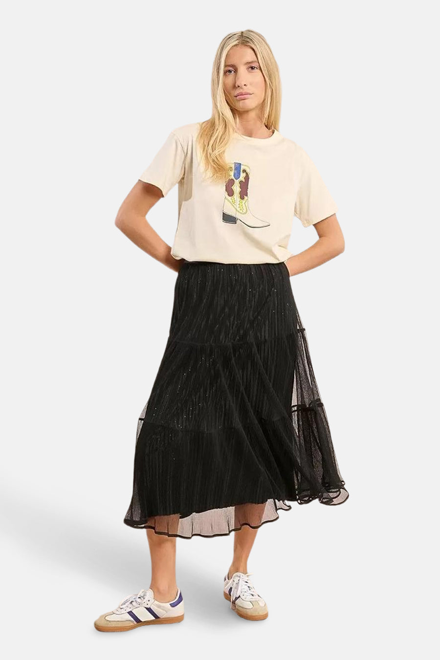 Zwarte lange rok van Molly Bracken, met geplooide details en tule overlay.