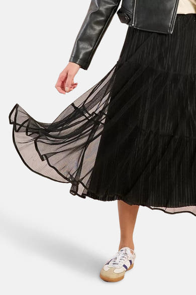 Zwarte lange rok van Molly Bracken, met ruches en sprankelende tule, gedragen met een leren jasje.