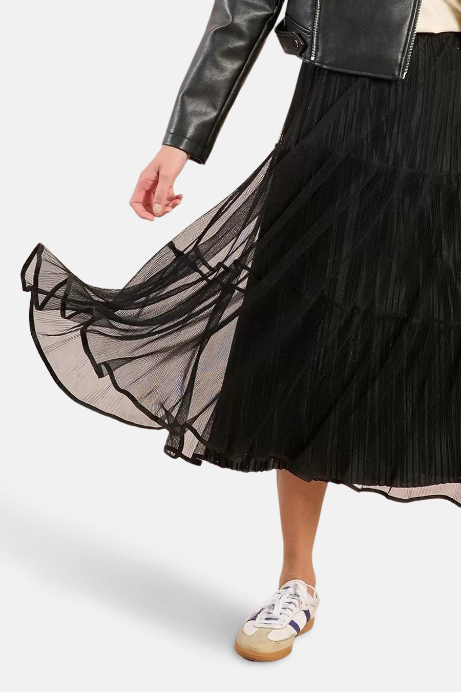 Zwarte lange rok van Molly Bracken, met ruches en sprankelende tule, gedragen met een leren jasje.