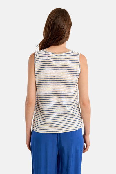 T-shirt à manches courtes écru de Molly Bracken avec des rayures bleues horizontales, porté avec un pantalon bleu.