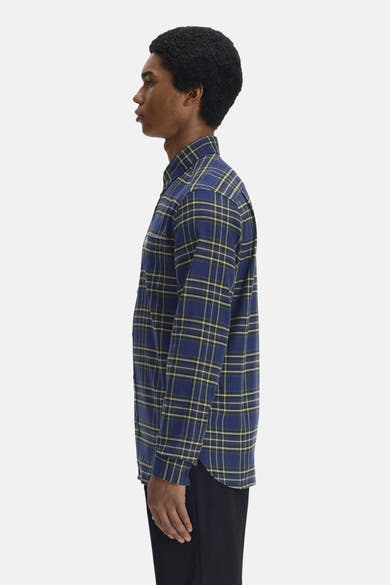 Chemise à manches longues bleue de Fred Perry avec motif à carreaux et col boutonné, vue de côté.