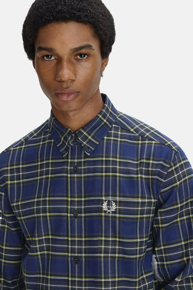 Chemise à manches longues bleue de Fred Perry, à carreaux avec le logo brodé.