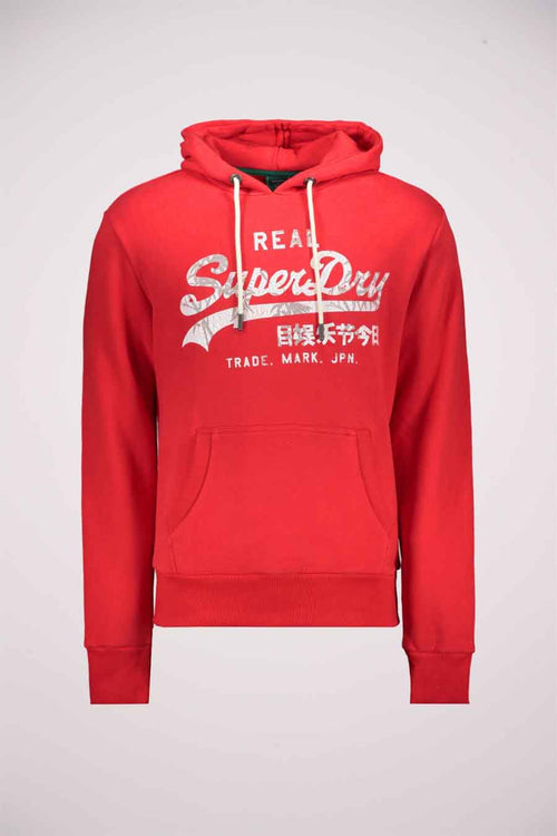 Rode Superdry hoodie met witte trekkoord en zilveren opdruk.
