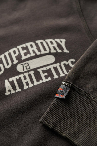 Sweat col rond gris par SUPERDRY, avec motif «Superdry Athletics» et étiquette logo sur la manche.