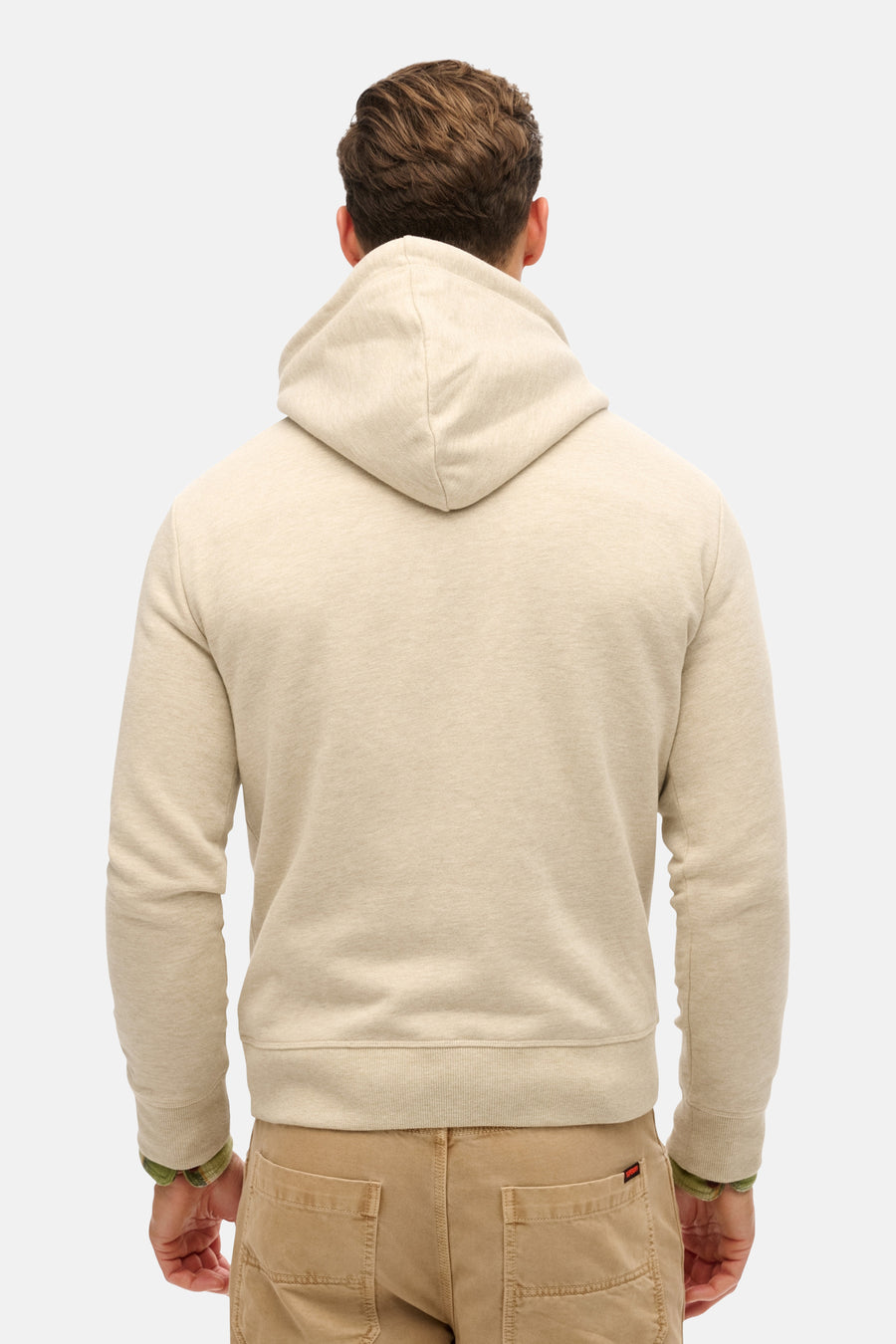 Beige hoodie van SUPERDRY, met capuchon en lange mouwen, gedragen met een beige broek.