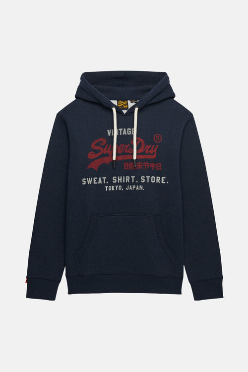 Marineblauwe hoodie van Superdry met rode opdruk en kangoeroezak.