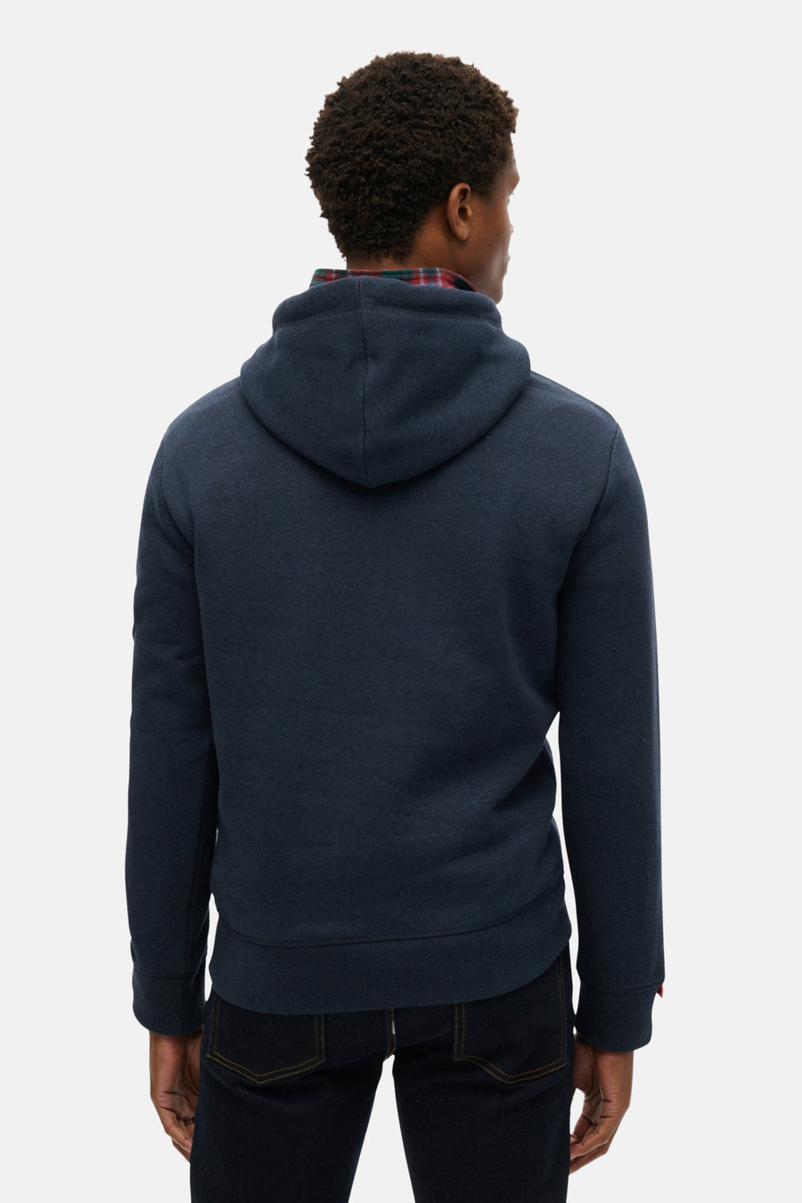 Sweat à capuche bleu par SUPERDRY, avec capuche et doublure à carreaux rouges visible.