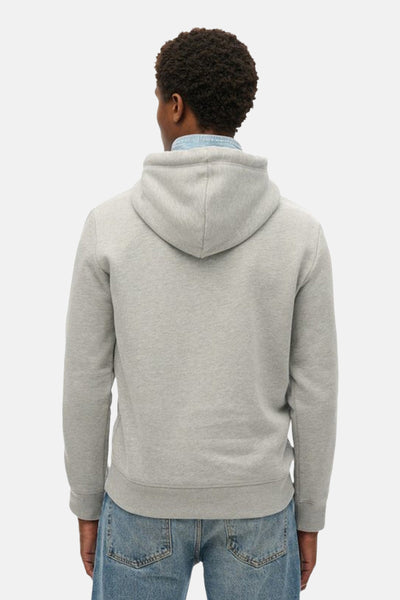 Sweat à capuche gris chiné de SUPERDRY, vu de dos, porté avec une chemise en jean et un pantalon en denim.