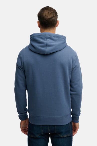 Sweat à capuche bleu de Superdry, vue arrière, porté avec un jean.

