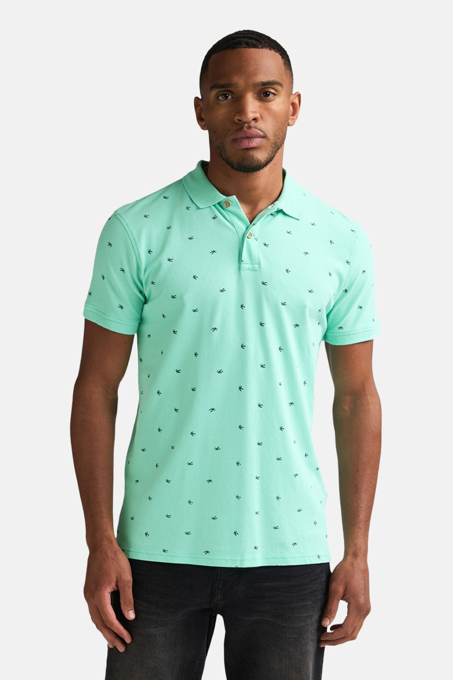Groen poloshirt van Petrol Industries met kleine schaaldierenprint, met kraag en houten knopen.