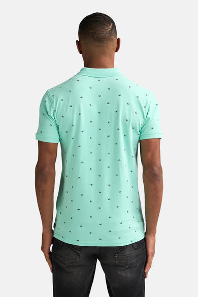 Licht muntgroen poloshirt van Petrol Industries met kleine donkere zeemotieven, van achteren gezien.