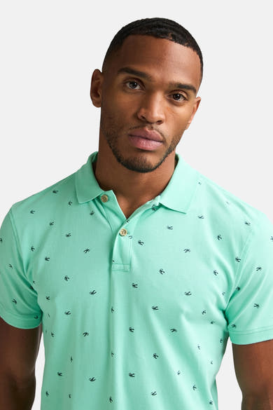 Lichtgroen poloshirt van Petrol Industries® met kleine zwarte krokodillenpatronen.