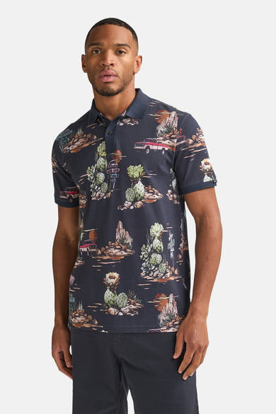 Multikleurig poloshirt van Petrol Industries met abstract bloemenpatroon op donkerblauw piquetstof en zwart geweven label aan de zijkant.