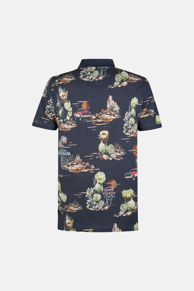 Multikleurig poloshirt van Petrol Industries met woestijnmotief: cactus, rode pick-up en motelborden, achterzijde.