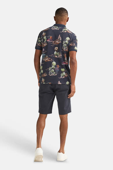 Polo multicolore de Petrol Industries avec motif désert et cactus, vue de dos.