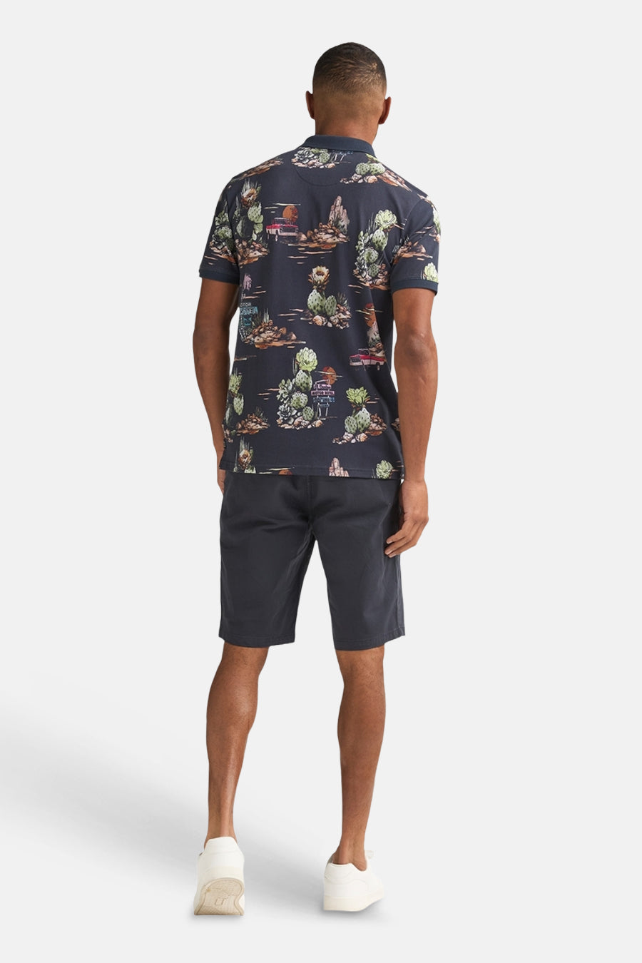 Polo multicolore de Petrol Industries avec motif désert et cactus, vue de dos.