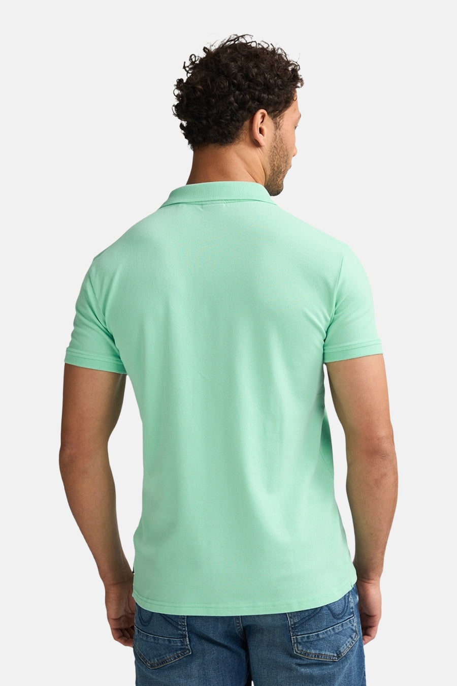 Petrol Industries muntgroen poloshirt, achterkant, gedragen met een blauwe spijkerbroek