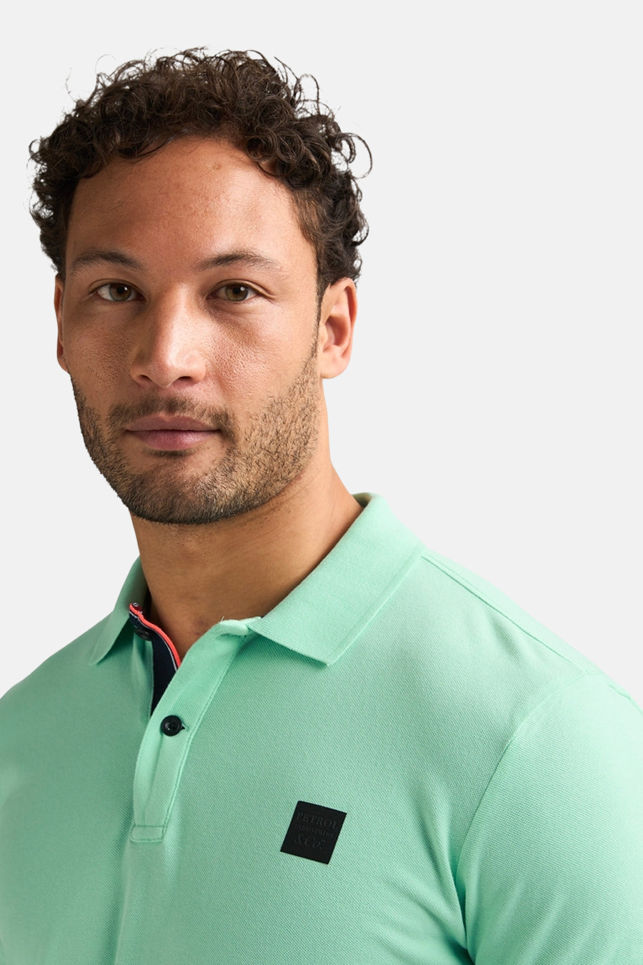 Polo vert clair de Petrol Industries®, avec col et boutons apparents.
