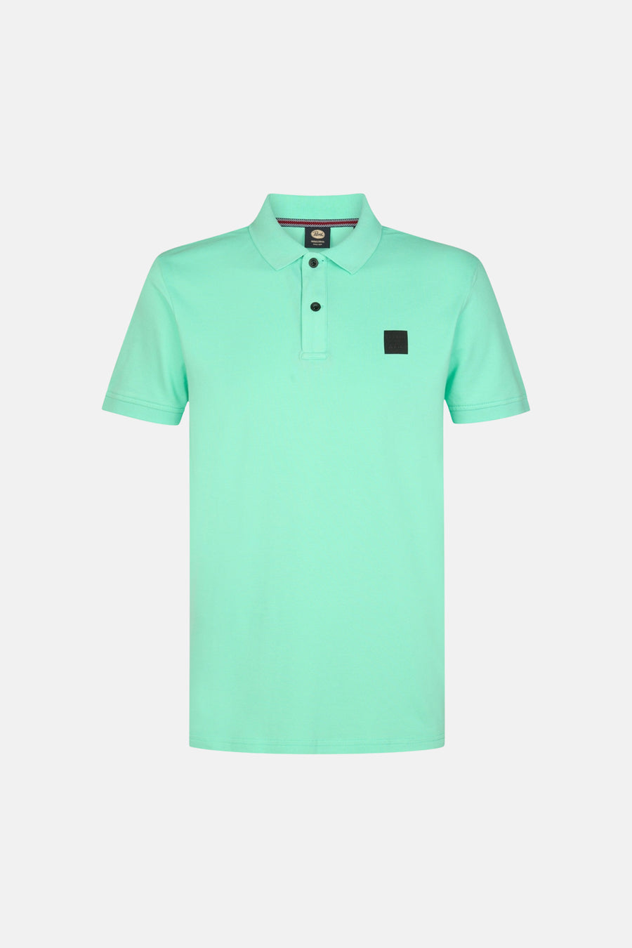 Petrol Industries mintgroene polo met zwarte knopen en een zwart embleem op de borst.