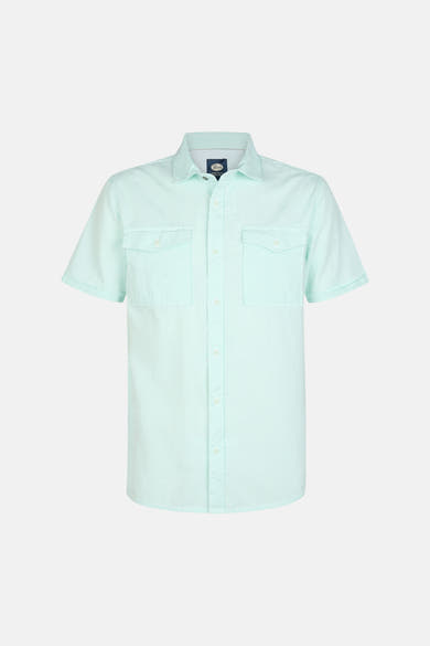 Chemise verte à manches courtes de Petrol Industries à fines rayures verticales et deux poches poitrine.