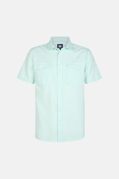 Chemise verte à manches courtes de Petrol Industries à fines rayures verticales et deux poches poitrine.