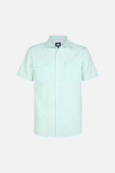 Chemise verte à manches courtes de Petrol Industries à fines rayures verticales et deux poches poitrine.