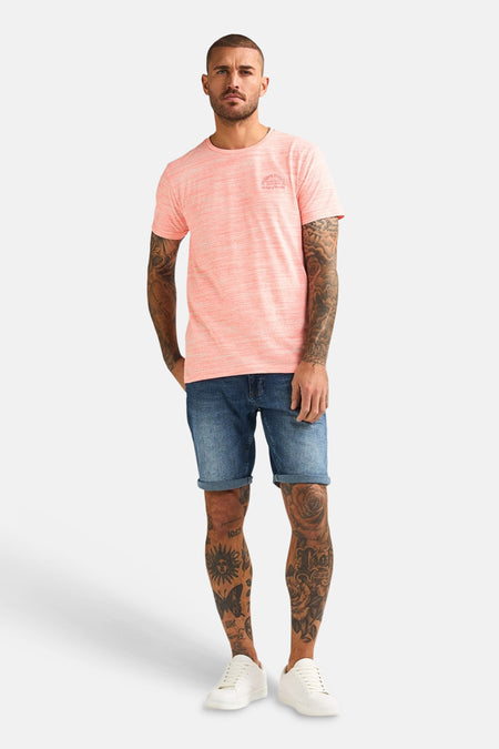 Koraalkleurig T-shirt met korte mouwen van Petrol Industries, met een klein logo op de borst en een gemêleerd patroon.