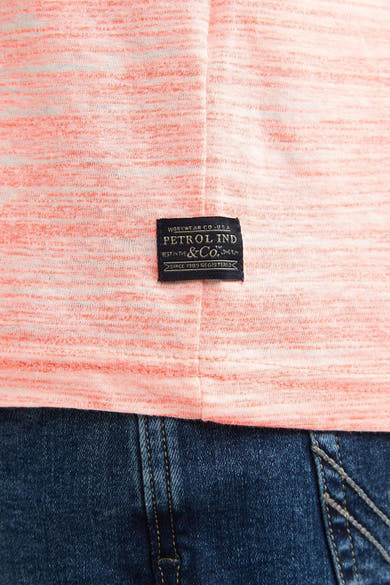 T-shirt corail à manches courtes de Petrol Industries®, avec un motif chiné et une étiquette tissée.