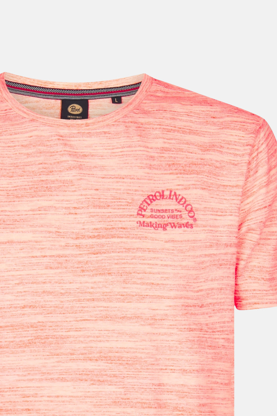 Koraalkleurig T-shirt met korte mouwen van Petrol Industries, met een gestileerde tekstprint op de borst.