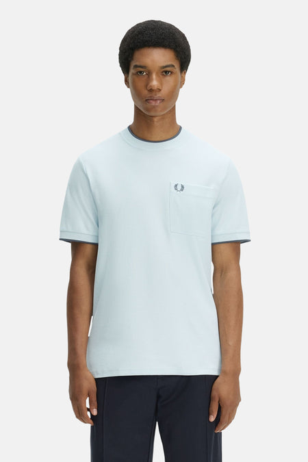 T-shirt bleu ciel en coton piqué de FRED PERRY à col rond, manches courtes à bordures grises, et poche poitrine avec logo.