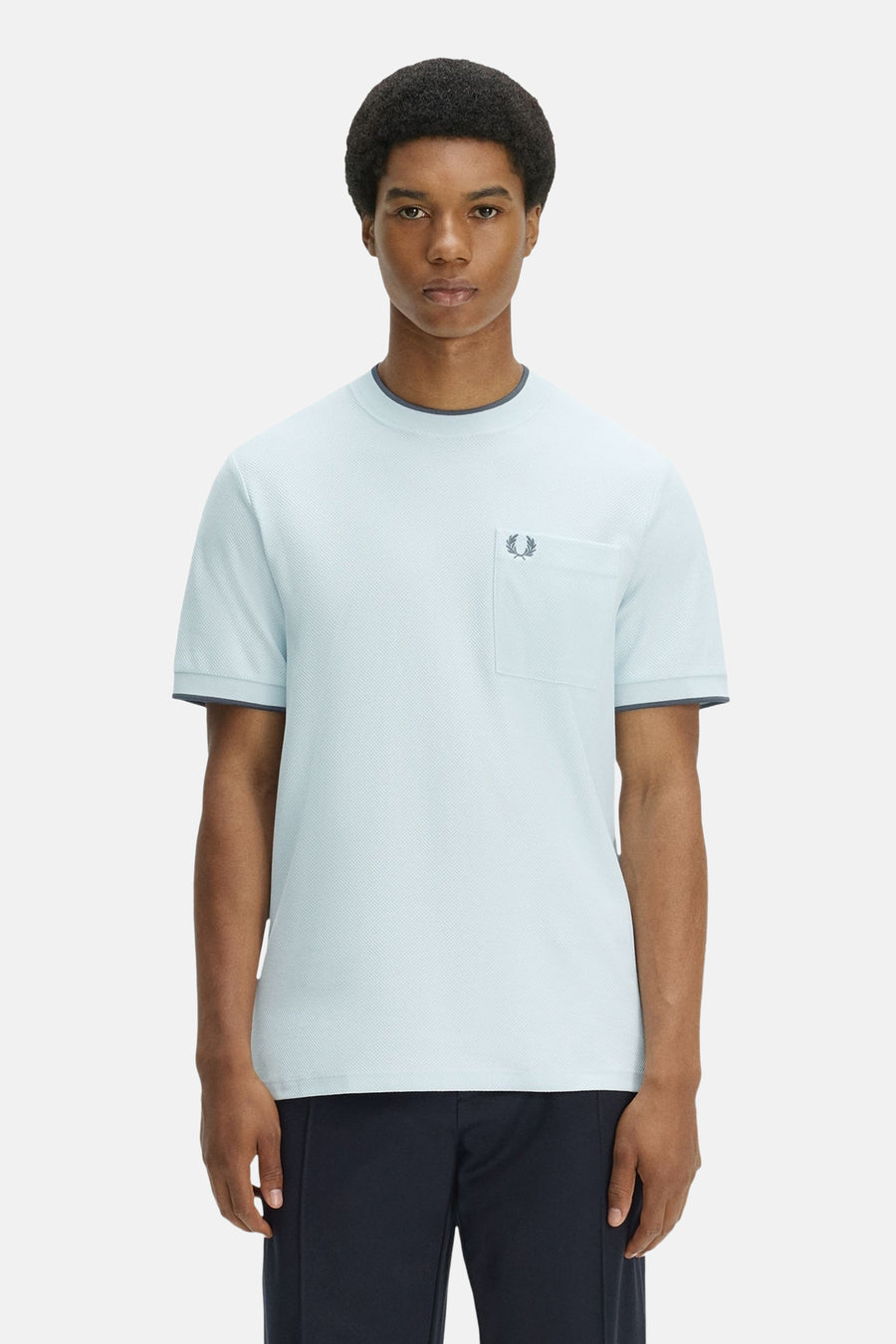 Lichtblauw T-shirt van FRED PERRY, in getextureerde stof, met ronde hals en geribde mouwen, borstzak en logo.