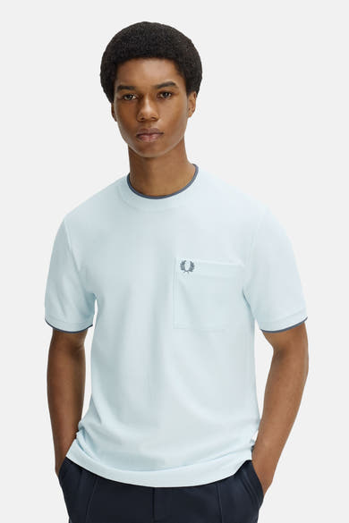 T-shirt bleu pâle de FRED PERRY, en tissu texturé, col rond et manches bordés avec poche poitrine et logo.