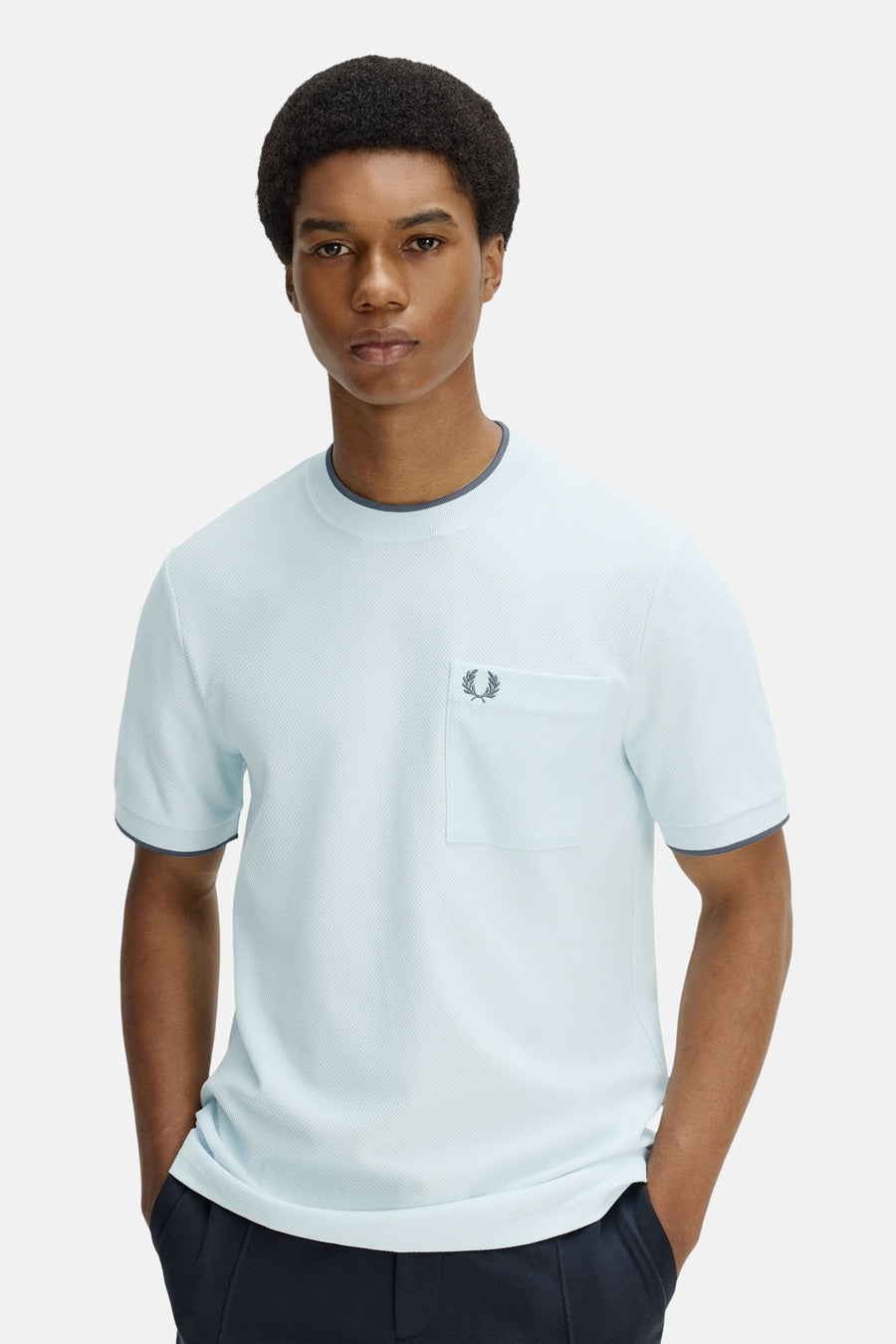 T-shirt bleu pâle de FRED PERRY, en tissu texturé, col rond et manches bordés avec poche poitrine et logo.